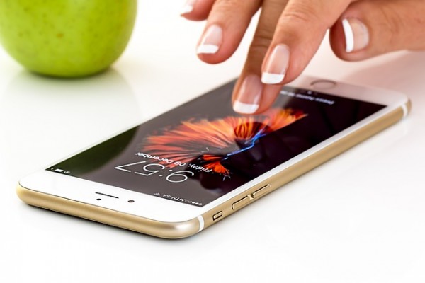 smartphone-1894723_640_stevepb_pixabay